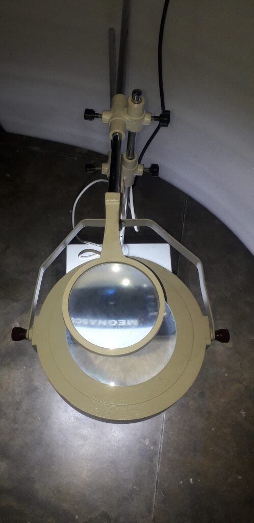 magnifying lamp